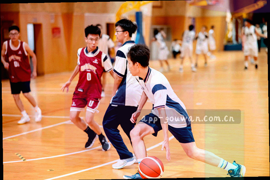 桌面上摊开的检查手册局部特写，页面有清单格子、勾选标记与手写批注